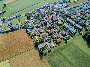 Luftbild eines ländlichen Neubaugebiets mit Einfamilienhäusern