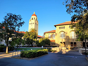 Hoover Tower Der Hoover Tower, das Wahrzeichen der Stanford University. Das Büro von Simon Wiederhold lag gleich nebenan.