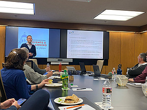 Herr Wiederhold bei seinem Vortrag Brown-Bag-Seminar: In den USA ist es anders als in Deutschland üblich, dass zu Vorträgen Essen serviert wird. Das erhöht durchaus den Anreiz teilzunehmen.