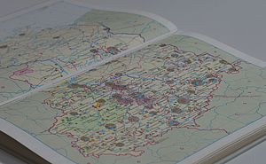 Bild eines Atlas', in dem eine Doppelseite mit den fünf ostdeutschen Bundesländern aufgeschlagen ist