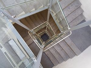 Blick nach unten in einem spiralförmigen Treppenhaus