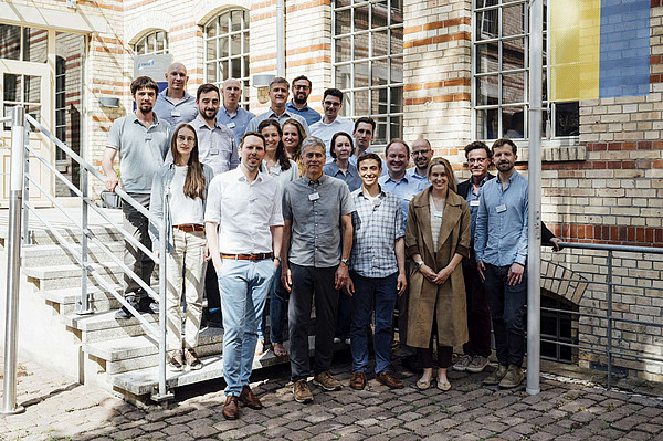 Gruppenfoto Bei angenehmer Junisonne versammeln sich die Teilnehmenden im Innenhof des IWH.