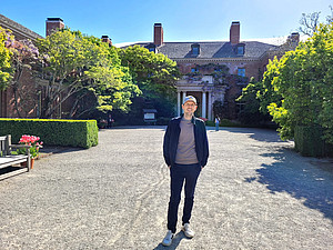 Herrn wiederhold vor dem Fioli Estate Viel Sonne und ein Umfeld, das neue Ideen beflügelt: Professor Dr. Simon Wiederhold in Kalifornien. Am IWH leitet er die Forschungsgruppe Bildung, Kompetenzen und Arbeitsmarkt und wirkt als Senior Research Advisor der Abteilung Strukturwandel und Produktivität.