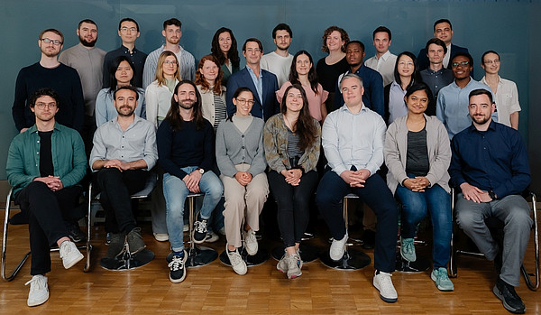 Gruppenfoto der etwa 30 Doktorandinnen und Doktoranden des IWH, aufgenommen im Frühjahr 2025 im IWH