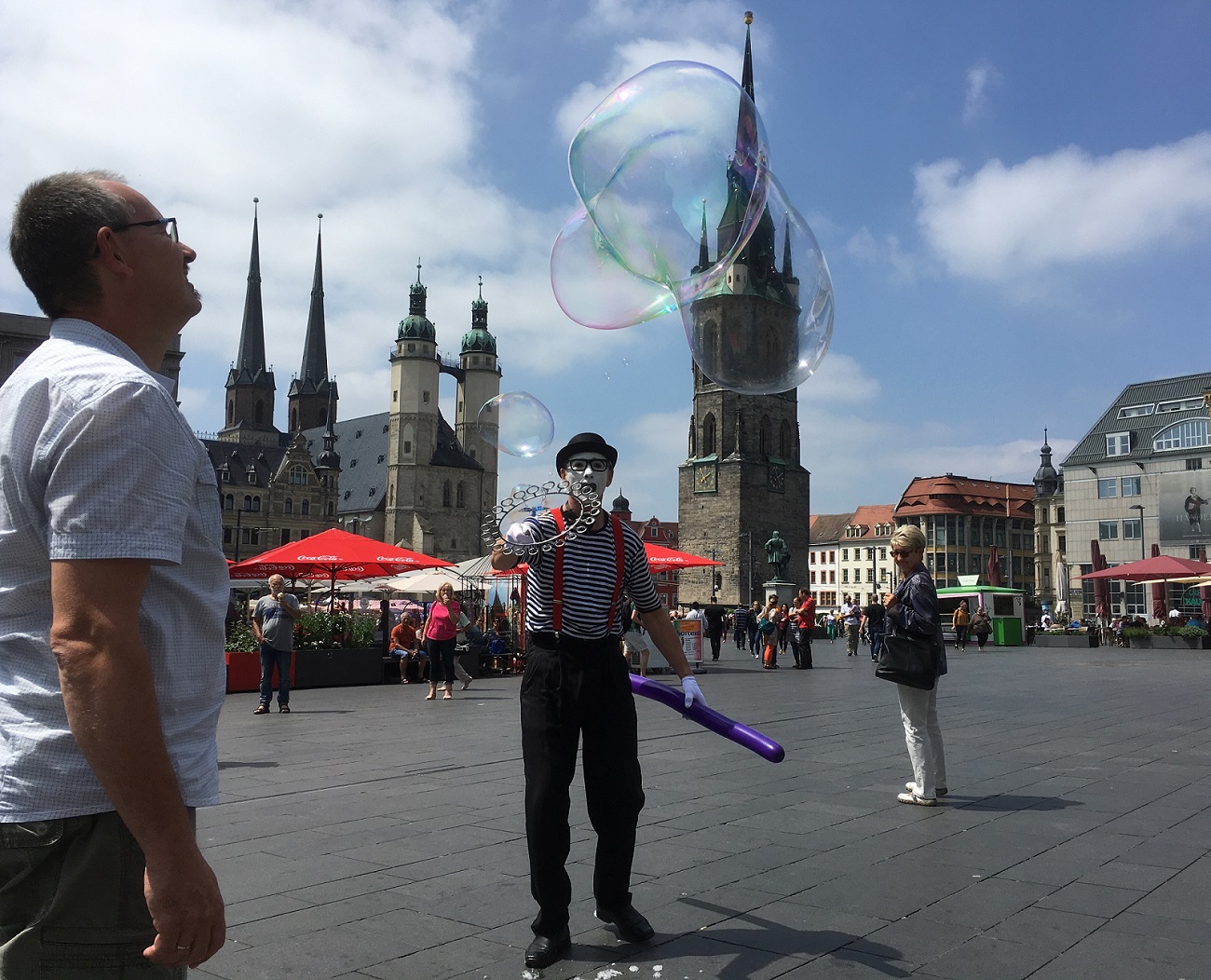 Ein Künstler macht große Seifenblasen auf dem Marktplatz von Halle am 6. Deutschen Diversity-Tag