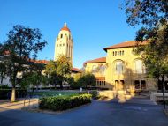 Das Bild zeigt den Hoover Tower, das Wahrzeichen der Stanford University.