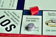 Das Bild zeigt einen kleinen Ausschnitt von dem Spiel Monopoly.