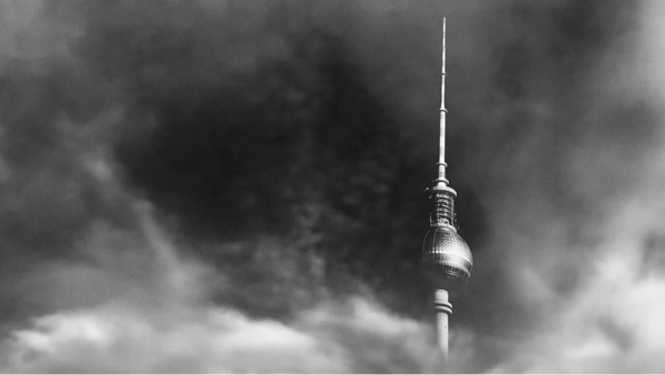 Die Kuppel an der Spitze des Berliner Fernsehturms ist von dicken dunklen Wolken umhüllt